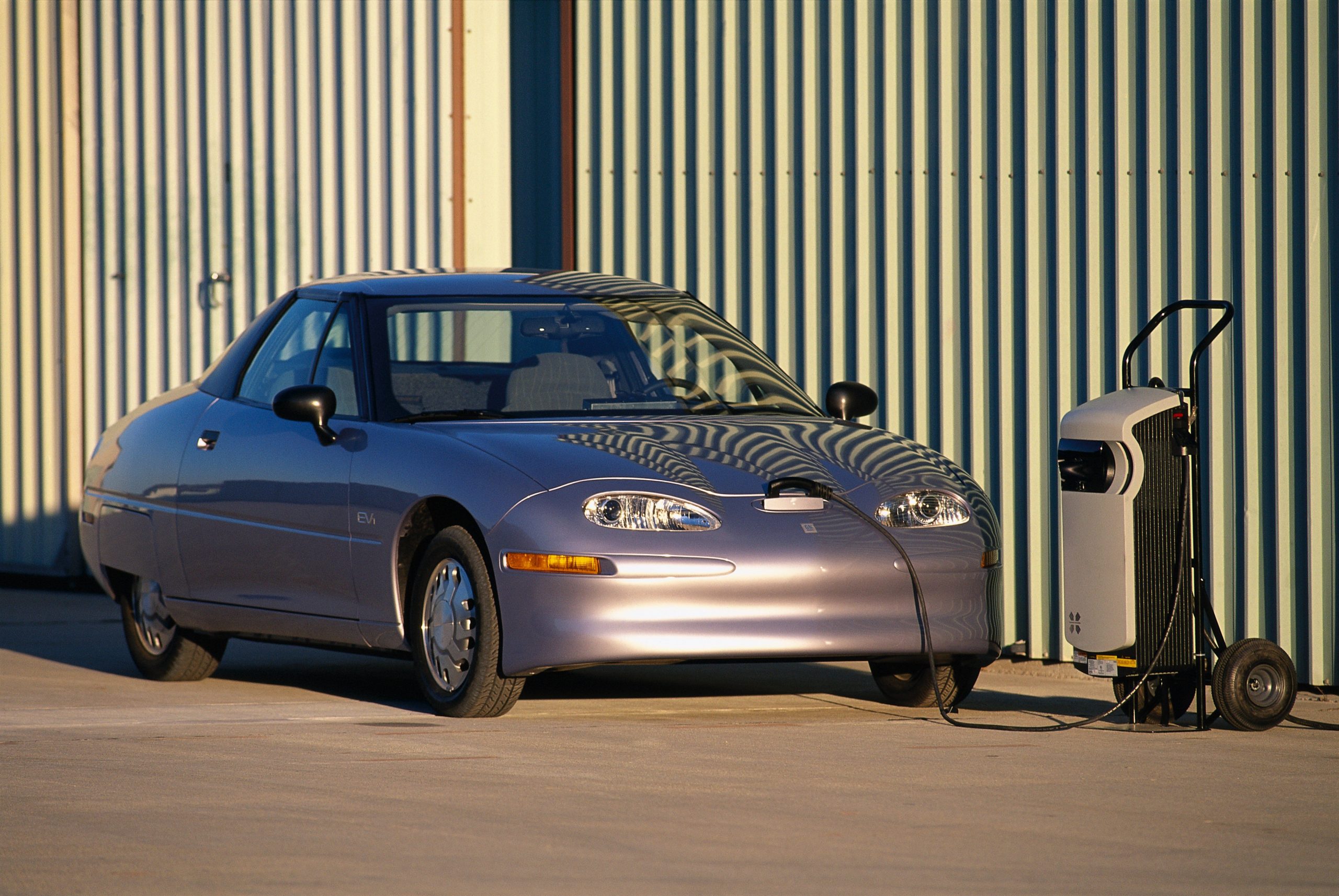 GM EV1 front three-quarter plugged in